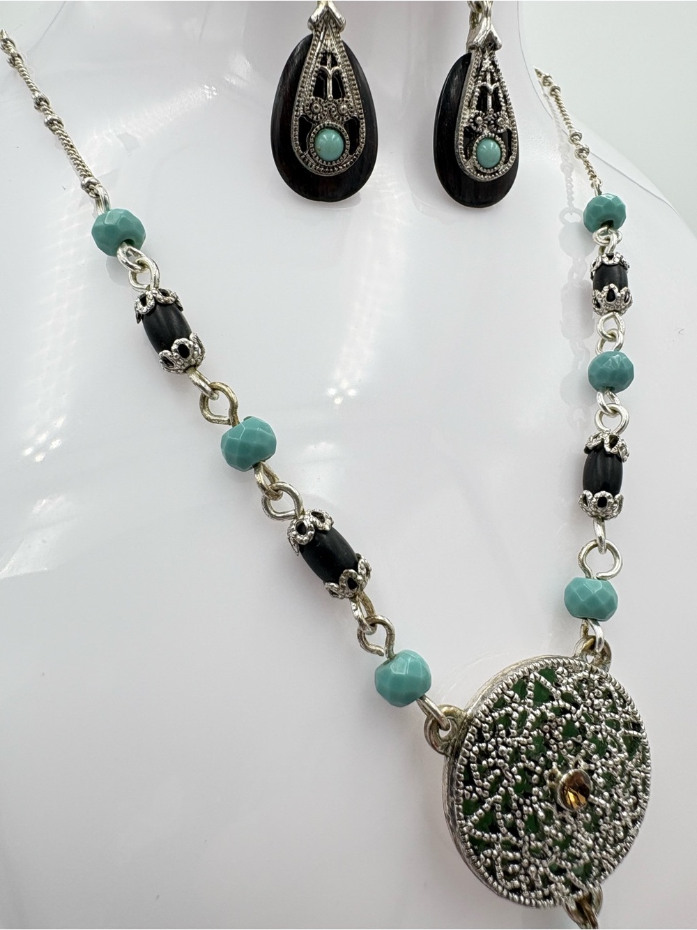 Vintage 2009 Avon Turquoise & Brown Medallion Necklace & Matching Earrings - Picture 3 of 14